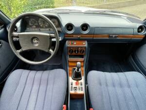 Image 18/24 de Mercedes-Benz 230 CE (1985)