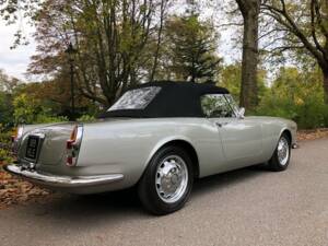 Image 24/50 of Alfa Romeo 2600 Spider (1964)