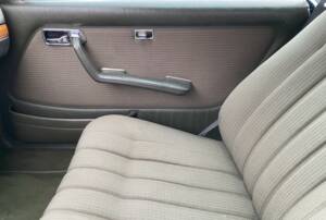 Image 33/66 of Mercedes-Benz 230 CE (1981)