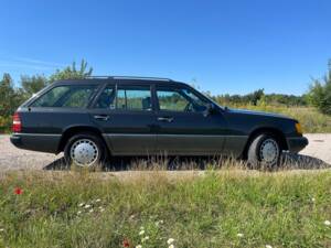 Image 6/81 de Mercedes-Benz 300 TE 4-Matic (1992)