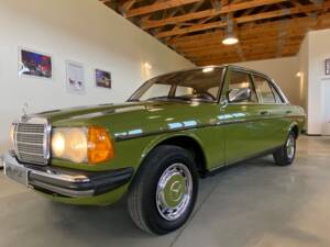 Immagine 10/91 di Mercedes-Benz 240 D (1981)