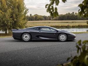 Image 2/60 of Jaguar XJ 220 (1992)