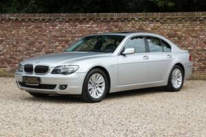 Immagine 18/50 di BMW 750i (2007)