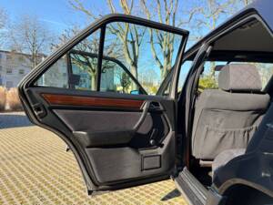 Bild 11/17 von Mercedes-Benz E 200 (1994)