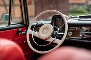 Image 28/42 of Mercedes-Benz 220 SE b (1965)
