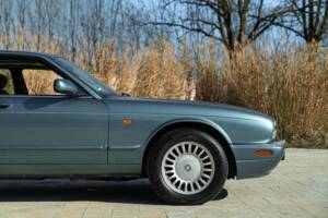 Bild 10/50 von Jaguar XJ 8 Executive (1997)