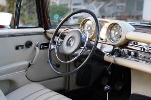 Image 2/14 de Mercedes-Benz 280 SE (1969)