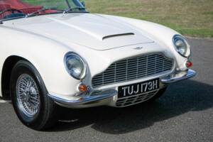 Image 37/38 of Aston Martin DB 6 Mk II Volante (1970)