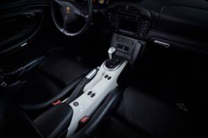 Imagen 58/98 de Porsche 911 Carrera 4S (2004)