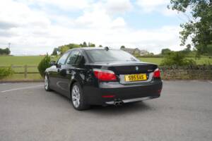 Bild 26/48 von BMW 550i (2006)