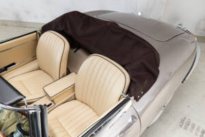 Image 21/35 de Jaguar E-Type (1968)