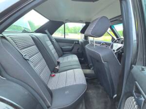 Bild 25/39 von Mercedes-Benz 190 E 1.8 (1992)