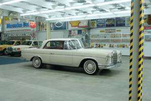 Image 15/50 of Mercedes-Benz 300 SE (1966)