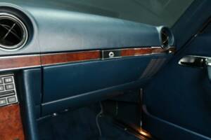 Image 15/30 of Mercedes-Benz 380 SL (1985)