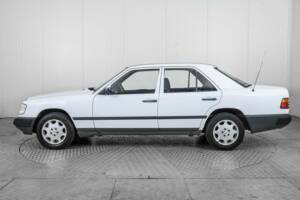 Image 11/50 of Mercedes-Benz 200 (1986)