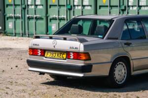 Image 9/10 de Mercedes-Benz 190 E 2.5-16 (1989)