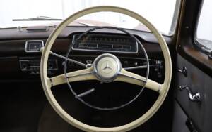 Immagine 23/34 di Mercedes-Benz 220 S (1957)