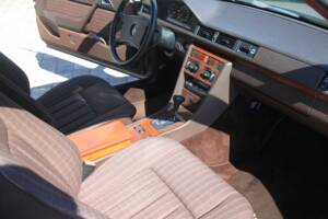 Bild 7/16 von Mercedes-Benz 230 CE (1990)