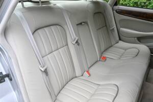 Immagine 39/50 di Jaguar XJ 8 Executive (2002)