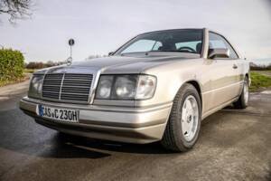 Bild 7/8 von Mercedes-Benz 230 CE (1988)