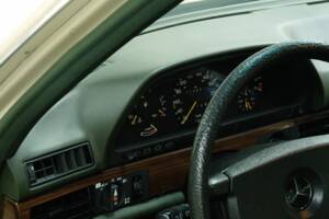 Bild 40/50 von Mercedes-Benz 280 SE (1984)