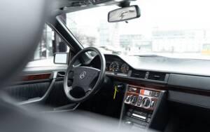 Image 31/45 of Mercedes-Benz E 220 (1995)