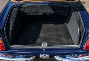 Image 26/28 of Aston Martin DB 6 Mk II Volante (1970)