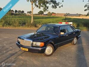 Image 2/50 de Mercedes-Benz 300 SE (1989)