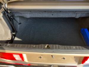 Image 13/17 of BMW 320i (1990)