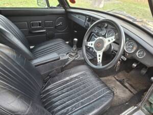 Image 2/8 of MG MGB GT (1975)