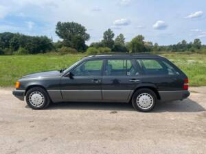 Image 5/81 de Mercedes-Benz 300 TE 4-Matic (1992)