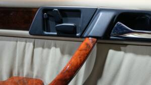 Image 10/32 de Mercedes-Benz 400 E (1991)