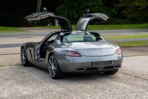 Image 14/32 of Mercedes-Benz SLS AMG (2011)