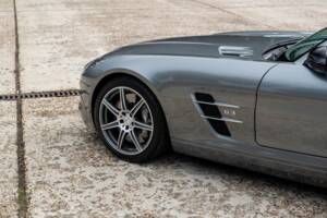 Image 18/32 of Mercedes-Benz SLS AMG (2011)