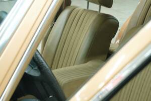 Image 33/50 de Mercedes-Benz 350 SE (1973)