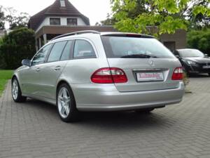 Image 4/25 of Mercedes-Benz E 200 Kompressor T (2004)