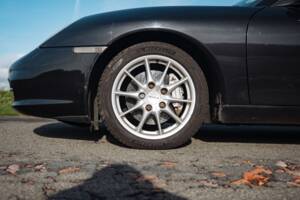 Image 12/50 of Porsche 911 Carrera 4 (2001)