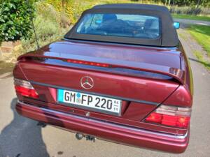 Immagine 4/10 di Mercedes-Benz E 220 &quot;Final Edition&quot; (1997)