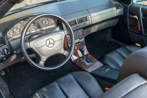 Image 25/50 of Mercedes-Benz 500 SL (1991)