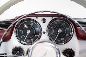 Image 15/35 of Mercedes-Benz 190 SL (1963)