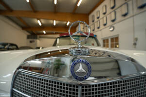 Image 30/37 of Mercedes-Benz 250 SE (1966)