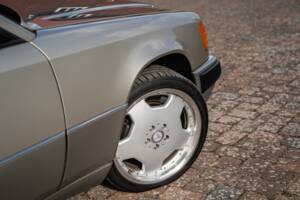 Immagine 2/73 di Mercedes-Benz 300 CE (1991)