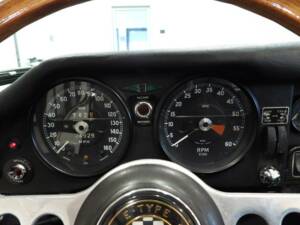 Image 7/15 de Jaguar E-Type (1968)