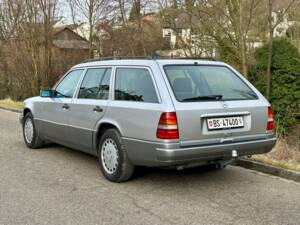 Image 9/16 of Mercedes-Benz E 300 Turbodiesel T (1996)