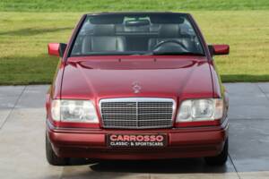 Image 11/50 of Mercedes-Benz E 220 (1994)