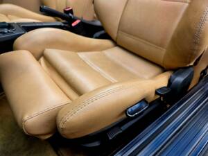 Bild 28/31 von BMW 320i (1988)