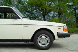 Bild 18/50 von Volvo 244 GL D (1982)