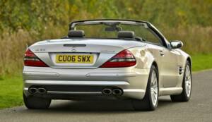 Image 14/50 of Mercedes-Benz SL 55 AMG (2006)