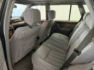 Image 33/43 of Mercedes-Benz 230 TE (1992)