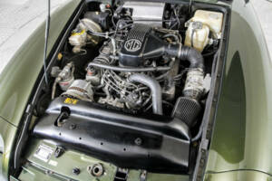 Image 38/50 of MG RV8 (1991)